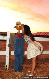 组图：赛琳娜化身乡村妙龄少女 南瓜地亲稻草人