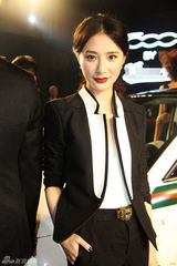 组图：熊乃瑾中性装扮出席活动干练帅气