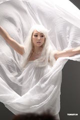 组图：张钧宁全身雪白演绎“空灵仙子”