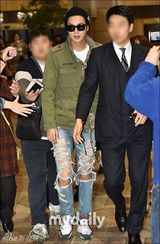 组图：李敏镐现身首尔机场剪烂裤子露膝盖