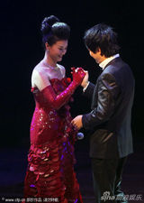 组图：中国之夜宋祖英郎朗台上握手似掰手腕