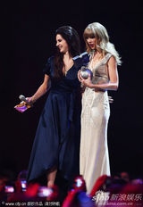 组图：斯威夫特性感短裙献唱 囊括最佳女歌手等3奖