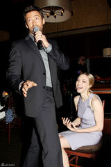 组图：休-杰克曼《悲惨世界》映后派对献吻阿曼达