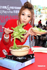 幻灯：卓文萱台北签唱 现煮姜母鸭慰劳歌迷