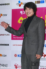 组图：朴信惠镂空装亮相第33届影评奖颁奖礼