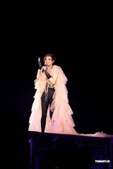 高清图：郑秀文台湾再度开唱 穿婚纱大唱许志安名曲