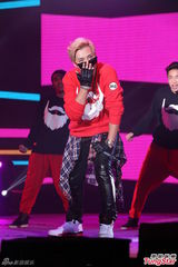 组图：罗志祥穿皮草露肩夜唱 歌迷嫌穿太多