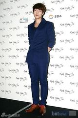 组图：朴寒星洪秀雅徐仁英等众星时尚亮相服装秀