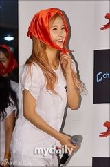 组图：韩蜡笔团发新曲 红袜子红头巾造型奇特