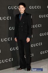 组图：韩彩英大红裙站台十足抢镜 申世京低胸性感