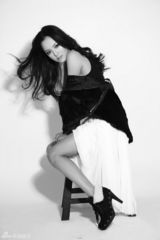 组图：辛芷蕾拍片花絮曝光 演绎百变造型表情