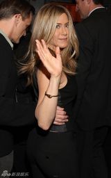 高清组图：第37届人民选择奖 安妮斯顿黑装秀半球