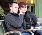 组图：劳伦斯与男友霍尔特恩爱出街 戒指秀甜蜜