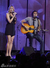 幻灯图集：安妮斯顿性感黑装亮相 肩头惊现神秘手