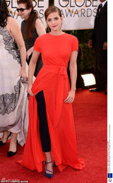 组图：艾玛-沃特森别致红裙亮相金球红毯秀美背