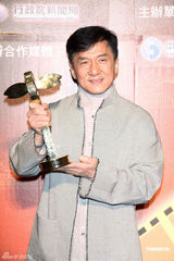 组图：成龙亚太影展获杰出成就奖 阮经天憾失影帝 