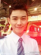 组图：最帅地铁司机迷倒女网友 俊朗外形当模特