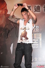 组图：王阳明秀健硕肌肉 不排斥全裸拍片