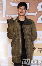 组图：众星助阵《朋友2》 李钟硕宽松毛衫随性