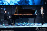 组图：李云迪钢琴助兴《彩云追月》