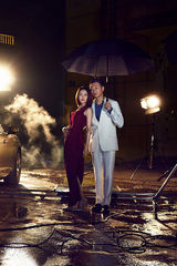 组图：佟大为关悦情人节浪漫雨中曲