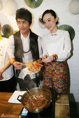 组图：霍思燕现身深圳站台 与蓝正龙齐煮麻辣烫