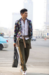 组图：吴奇隆春日“好色”出行 新街拍腔调十足