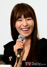 组图：韩星金静华自传出版 激动泪洒当场