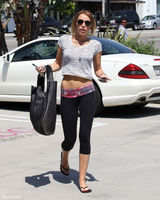 高清图：麦莉-塞勒斯街拍LOOK 条纹衫搭七分裤