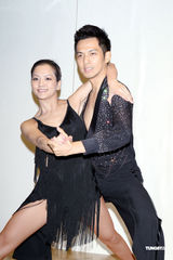 组图：钟汉良为粉丝见面会练舞 国标舞王再现