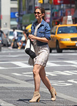 组图：凯蒂－赫尔姆斯牛仔外套搭连衣裙