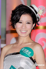 幻灯图：佘诗曼化身清纯玻璃仙子 陈豪任护花使者