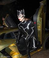 组图：卡戴珊与坎耶万圣节变猫女和蝙蝠侠