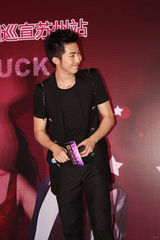 组图：组合LUCKY劳动节三地巡演 做慈善回馈影迷