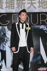 组图：许志安梁汉文苏永康签唱会感情好互调侃