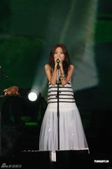 组图：陈綺贞小巨蛋开唱 脚踏车上场展独特摇滚风