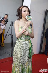 组图：萧蔷薄纱裙超清凉装扮夺人眼球