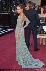 组图：艾丽西卡-维坎德长裙拖地裸背性感