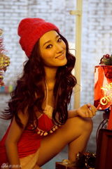 组图：张舒媛全新出发拍写真 圣诞大片展露可爱童真