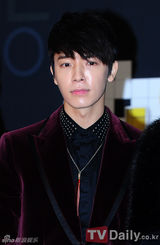 组图：韩星IU与好友秀智主持歌谣大战 众星云集