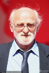 组图：《第一场雪》首映 导演兴奋抗小孩走红毯