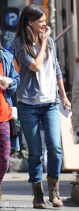 组图：凯蒂赫尔姆斯发型清纯 休闲装扮似女学生