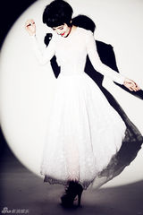 组图：小宋佳写真迷幻复古 戏里戏外皆摩登时尚