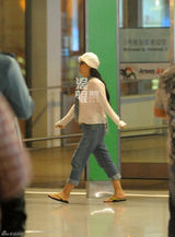 组图：孙海英吕丽萍回京 携大箱行李回豪宅