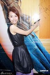 幻灯图：邓丽欣街头宣传新碟 愿崔建邦打女友是误会