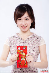 组图：吴丹妮淑女气质照曝光 手拿红包卖萌