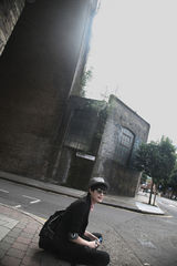 组图：李宇春英国旅行照曝光 阳光清新百变魅力