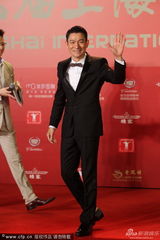 组图：《盲探》剧组走红毯 刘德华帅气现身