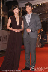 组图：45届金钟奖红毯 天心超深V性感亮相