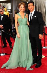 高清组图：《号外》主播玛丽亚-曼努诺斯渐变色长裙